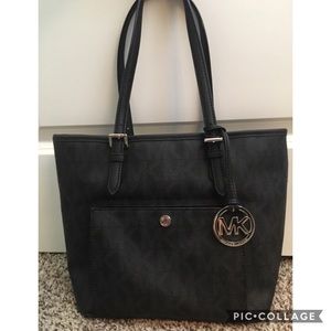 Michael Kors Jet Set Item Medium Snap Pocket Tote
